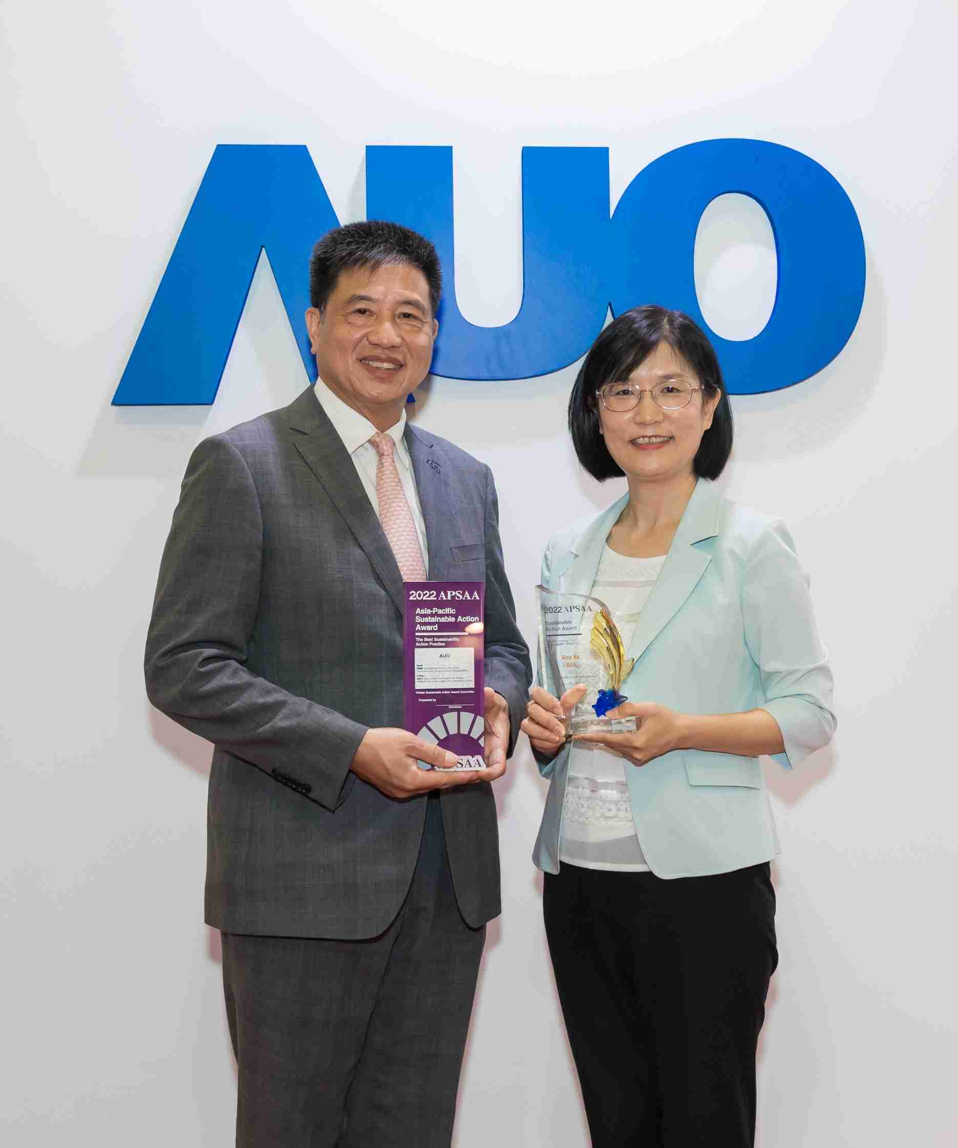 PG国际长期垫筑永续远景的基石，，透过ESG暨气候委员会逐步实践永续策略蓝图。。。其中，，，PG国际光电永续长古秀华带领团队、、、制定中长期目标，，，缔造多面向亮眼表现，，，，获得「顶尖永续长奖」的个人奖殊荣（左：PG国际光电董事长暨执行长彭双浪，，，右：PG国际光电永续长古秀华）