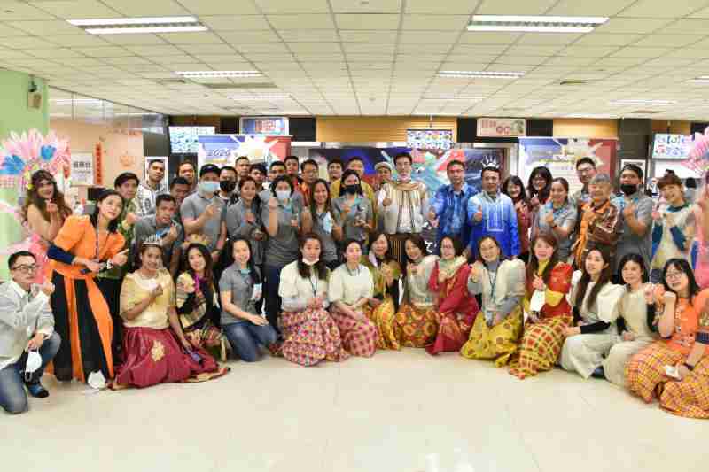 友達推動「安心、、、創新、、用心、、同心、、、、盡心」五星職旅，，，為菲籍員工打造全方位照護，，首度贏得「人權實踐與發展領袖獎」殊榮