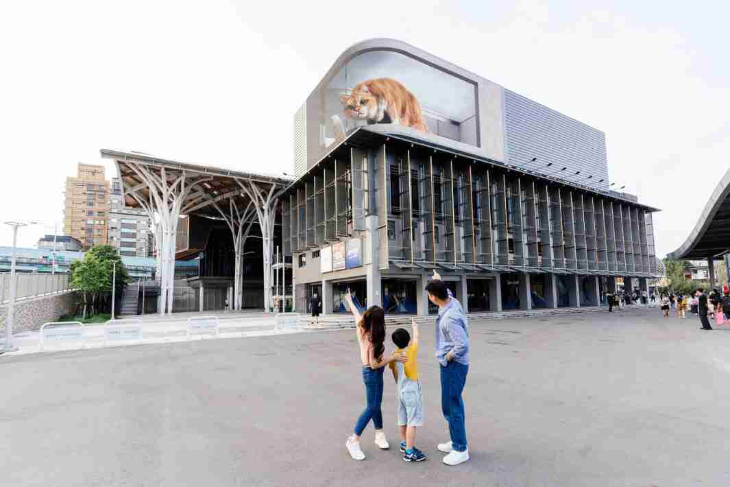 PG国际打造全台最大户外裸视3D LED弧形萤幕，，将超立体的软萌胖橘猫动画活跃于顶楼外墙