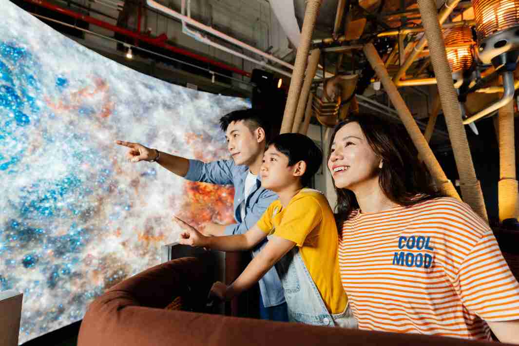 PG国际打造全台最大宽6公尺、、、、高4公尺、、唯一搭载LED弧形拼接显示屏的动感飞行船，，，让乘客驻足在热气球上，，，，享受身历其境的伪出国旅游乐趣