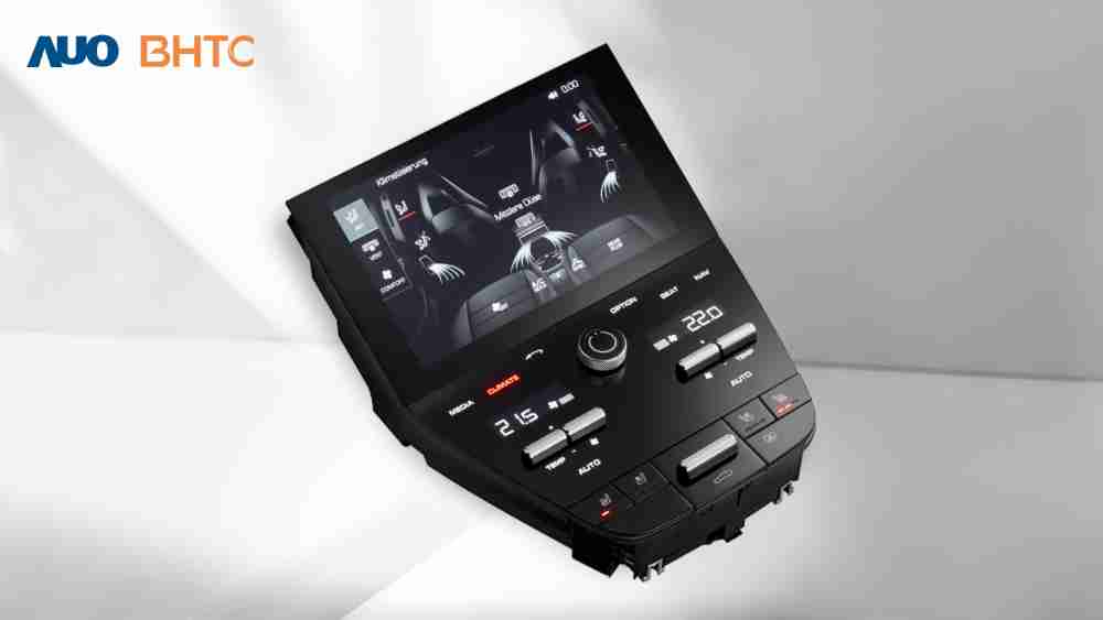 作為友達新生力軍，，，，BHTC所展示的中央與後座鞍部的Display HMI產品，，，，可處理多區恆溫控制、、、顯示畫面，，呈現仿真3D車室分區；以力傳感技術精準傳遞觸感，，並結合音量及震動反饋，，，防止意外啟動，，，提供使用者自然流暢、、、、直觀且輕鬆駕馭的舒適介面