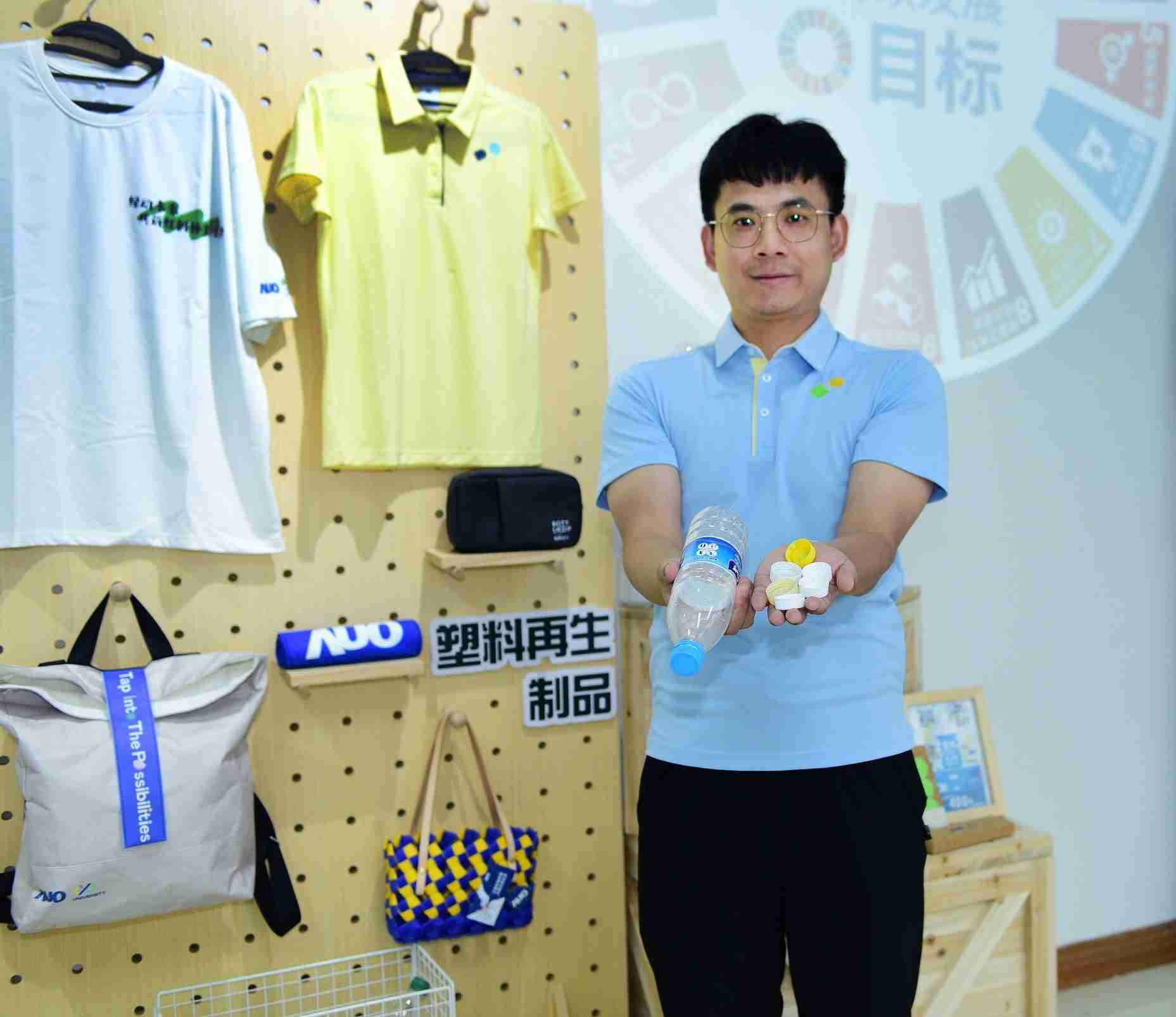 「2024智慧PG国际展」永续发展馆中，，，，展示PG国际厦门驱动永续发展之成果，，，，包含将厂内废弃物再制为实用物品，，将永续发展理念深植于员工生活日常实践