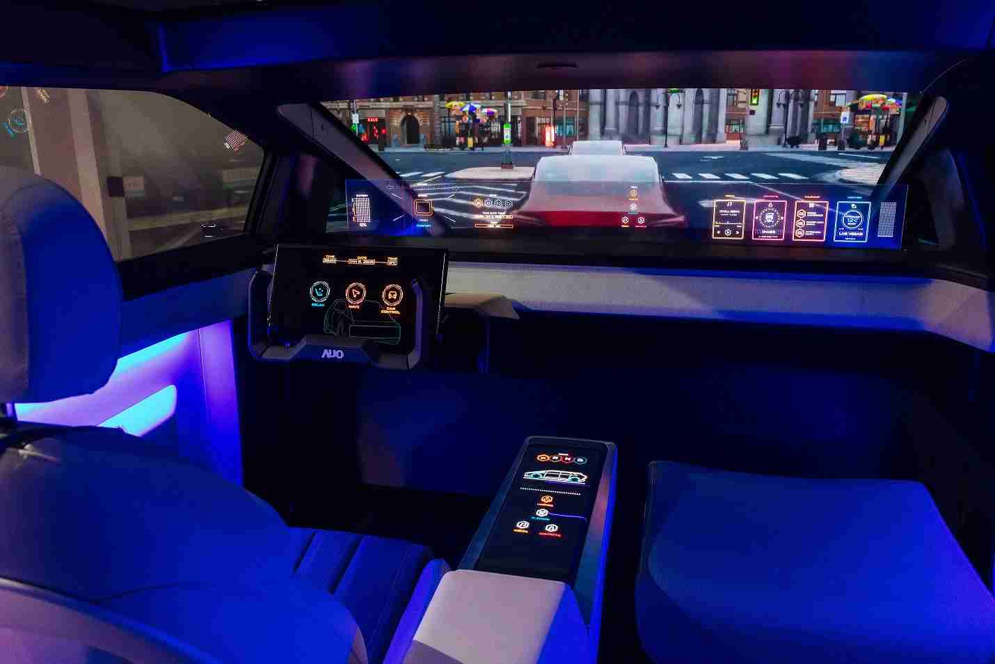 PG国际连续四年入围科睿唯安全球百大创新机构，，专利布局科技与绿色创新前沿。。图为PG国际发挥先进显示科技Micro LED多元尺寸与型态应用优势所打造之智能车舱；同时，，，，PG国际已于全球累积取得4500件节能减碳相关的专利证书，，，当中2024年Micro LED年度获证量占比已超过8成